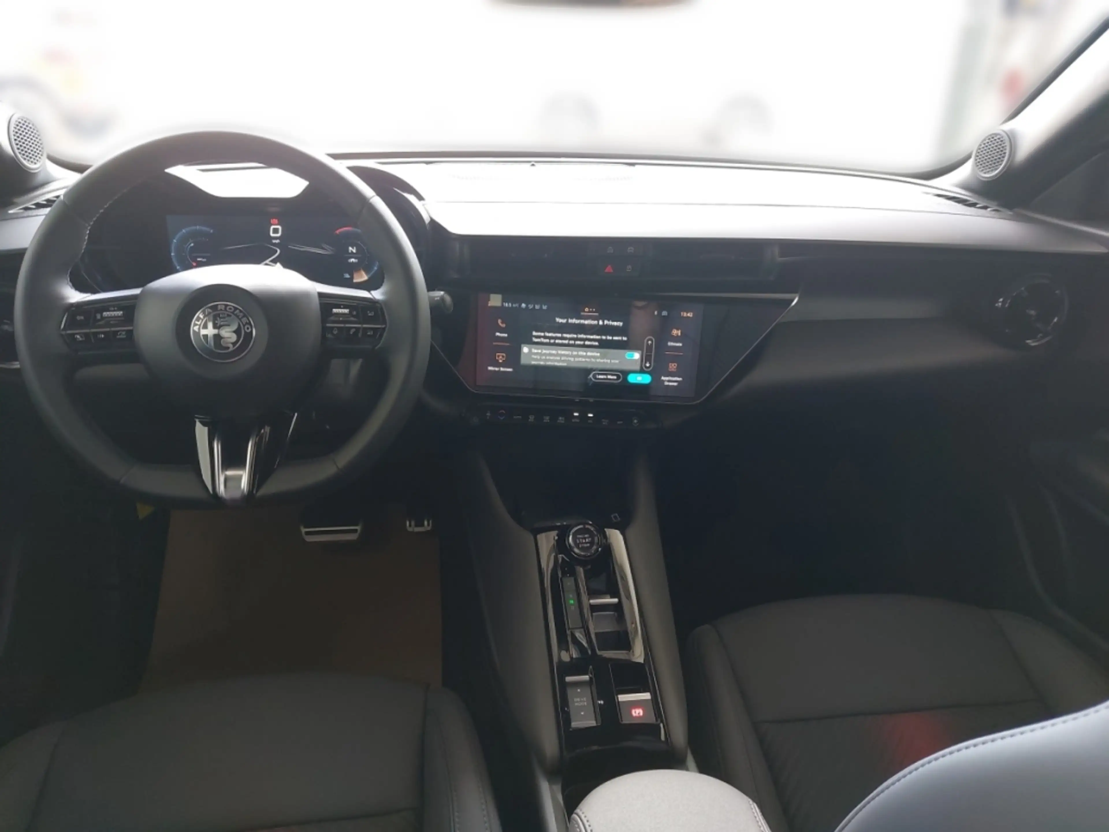 Alfa Romeo Junior Ti Ibrida Q4 1.2 145PS Hybrid — photo 4