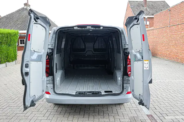 Volkswagen Transporter view 16