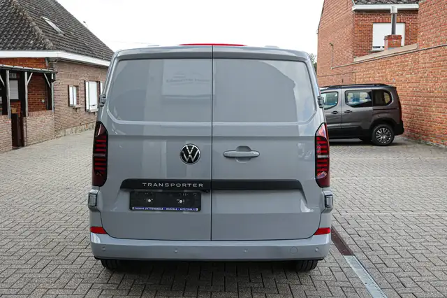 Volkswagen Transporter view 6