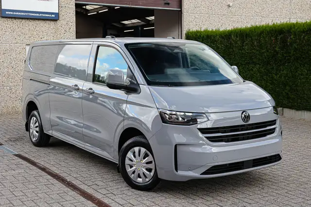 Volkswagen Transporter view 3