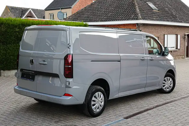 Volkswagen Transporter view 5