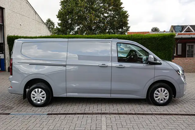 Volkswagen Transporter view 4