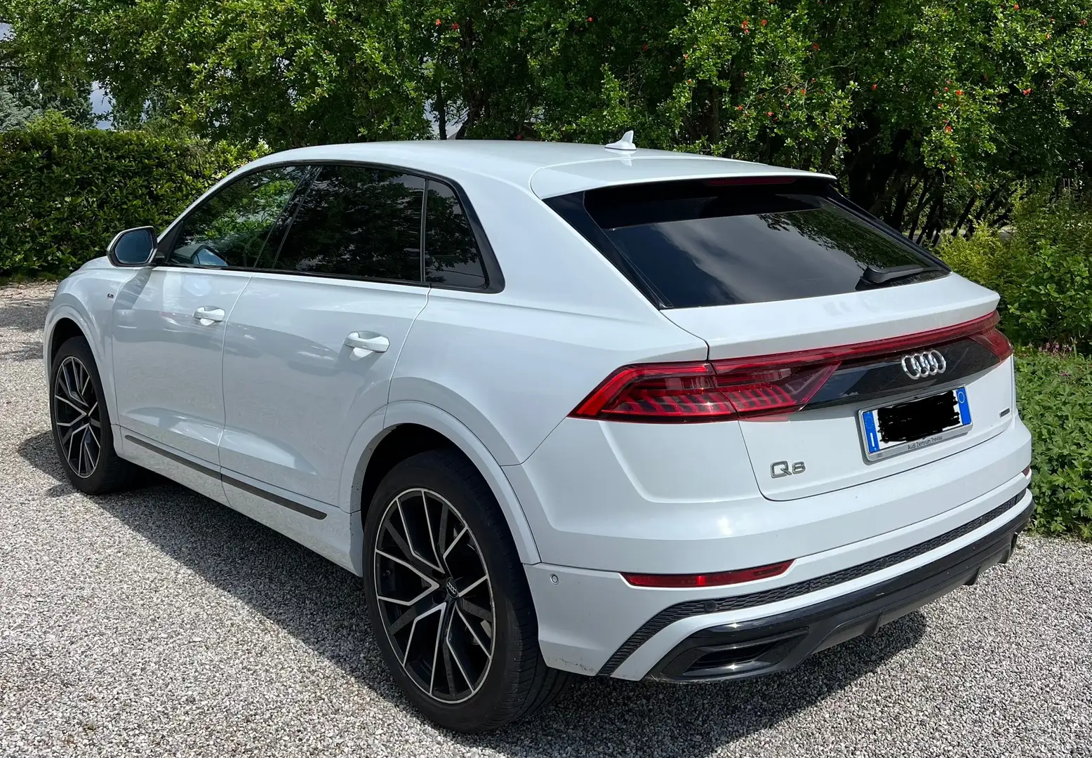 Audi Q8 Versione S Line black Bianco - 1