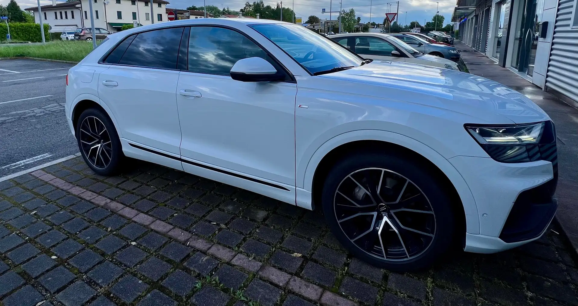 Audi Q8 Versione S Line black Bianco - 2