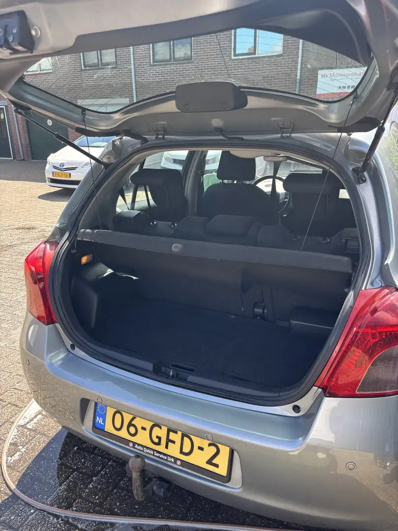 Toyota Yaris 1.3 VVTi Sol MMT Grijs - 2