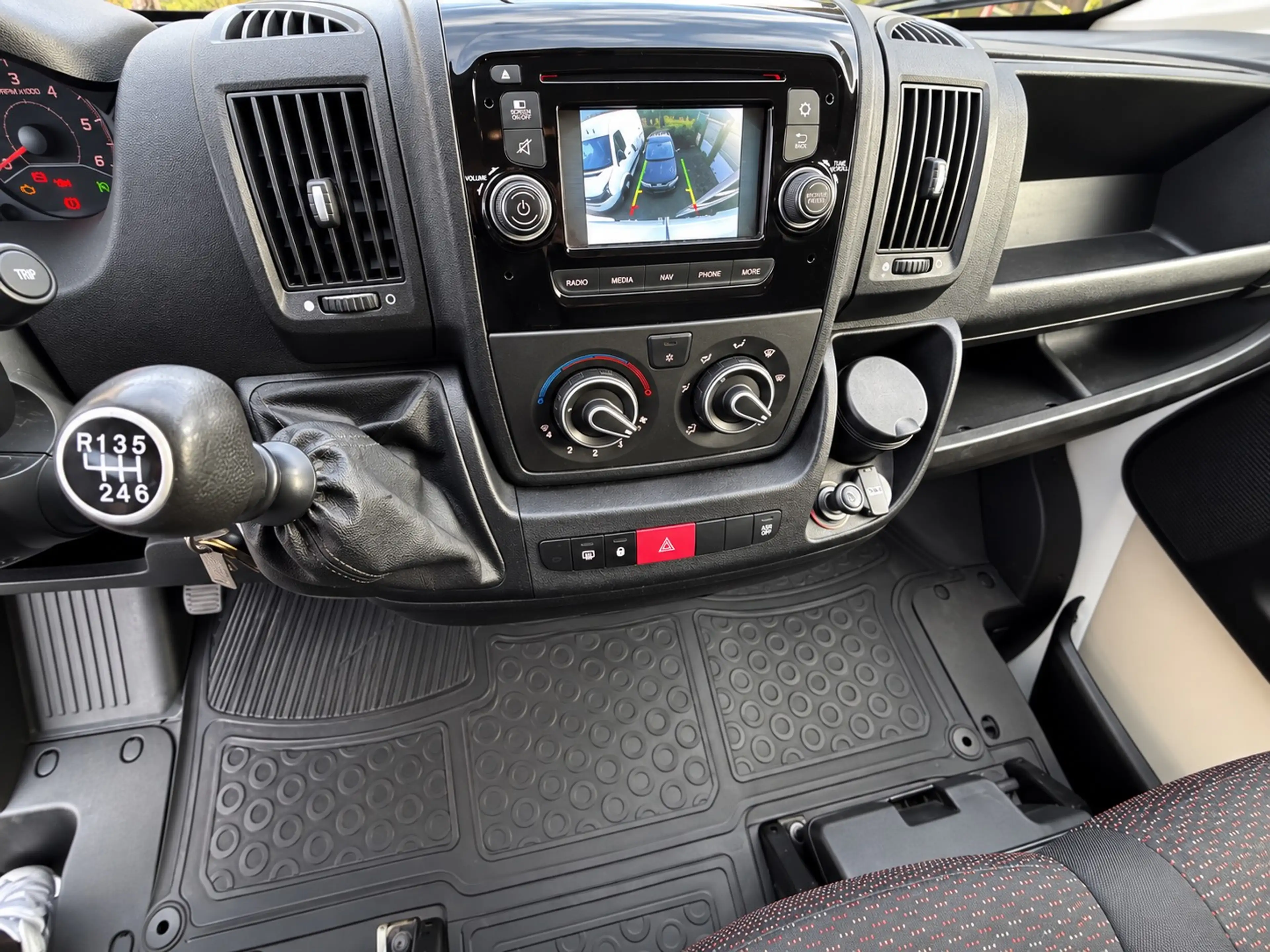 Peugeot Boxer 2.2 HDi L2H2 Pro — photo 8