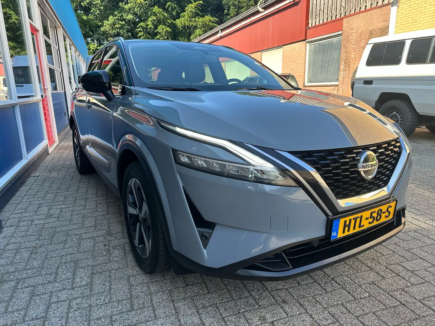 Nissan Qashqai 1.3 MHEV Xtronic N-Connecta 360 Camera/Panoramadak Grijs - 2