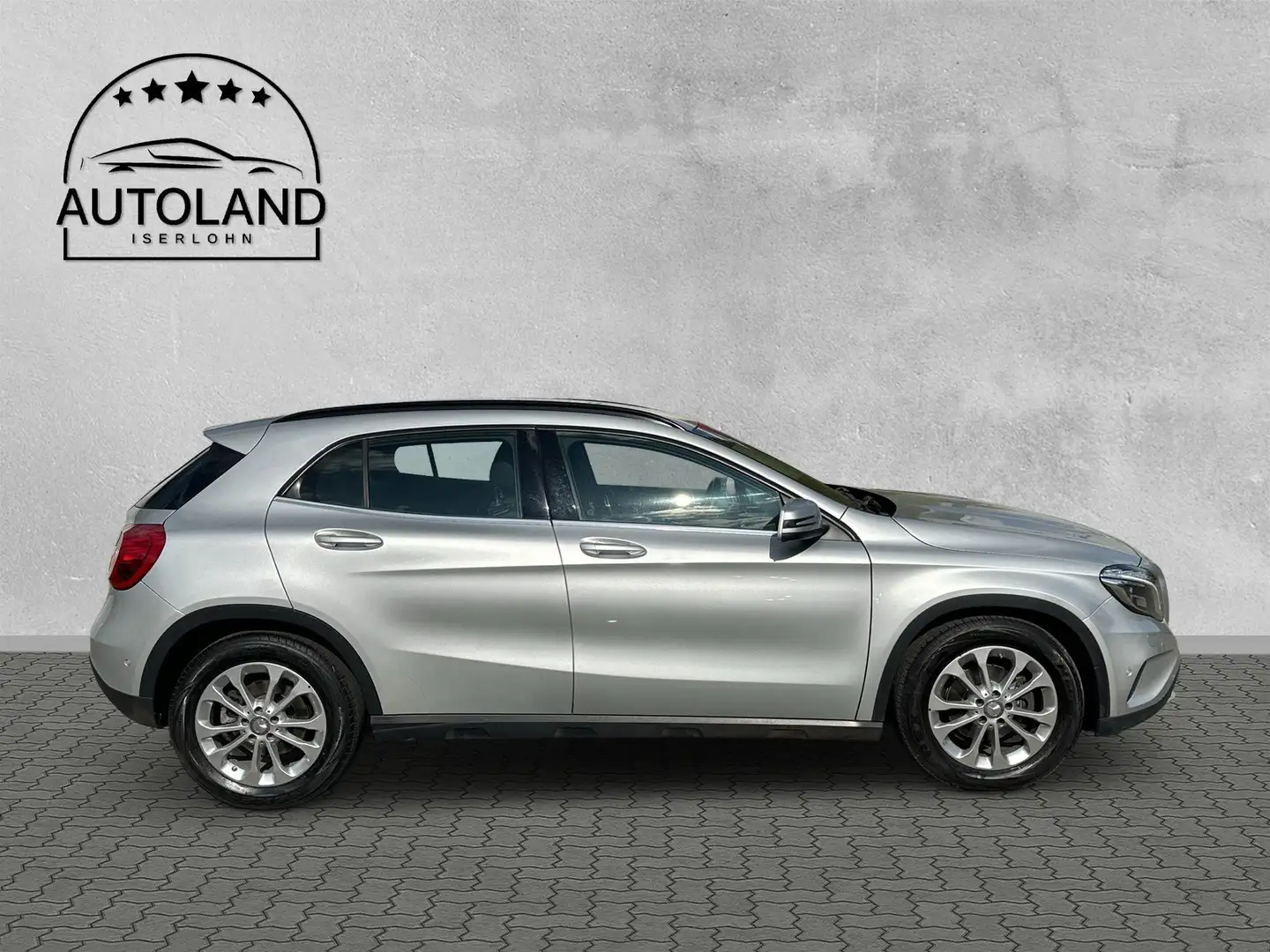 Mercedes-Benz GLA 200 7G-DCT*NAVI*XENON*8-FACH* Silber - 2