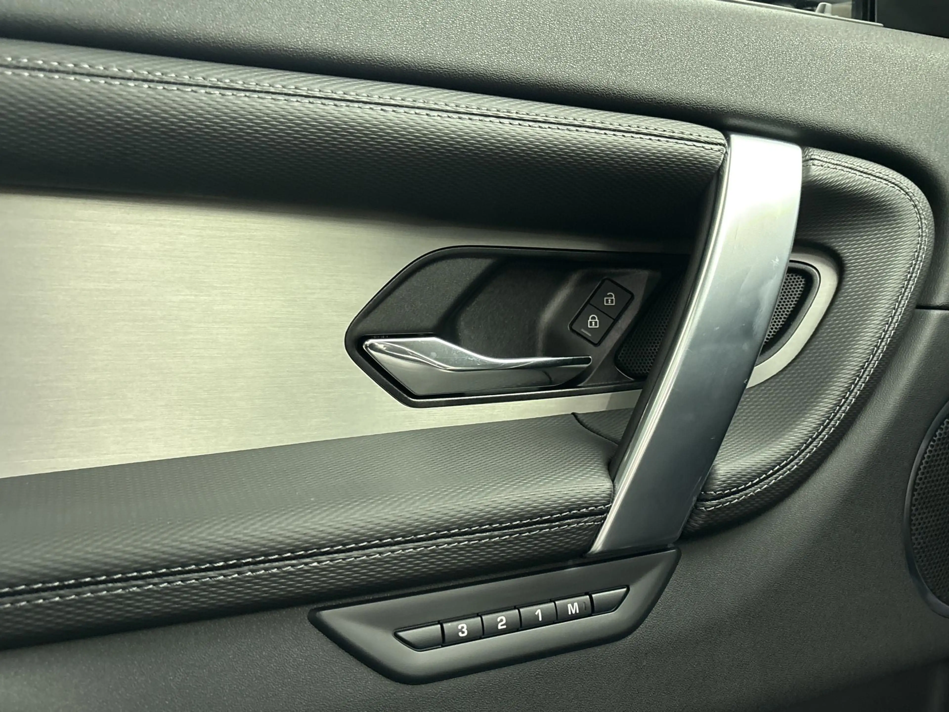 Land Rover Discovery Sport P270e Landmark Edition | Panoramadak | Cold Climat — photo 11