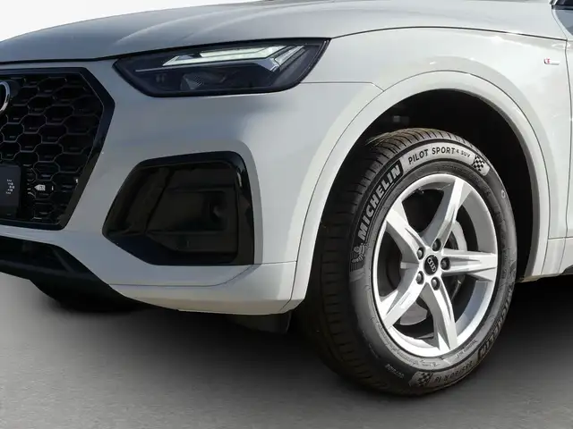 Audi Q5 view 14