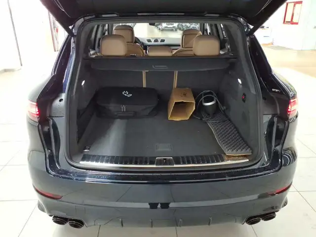 Porsche Cayenne view 15