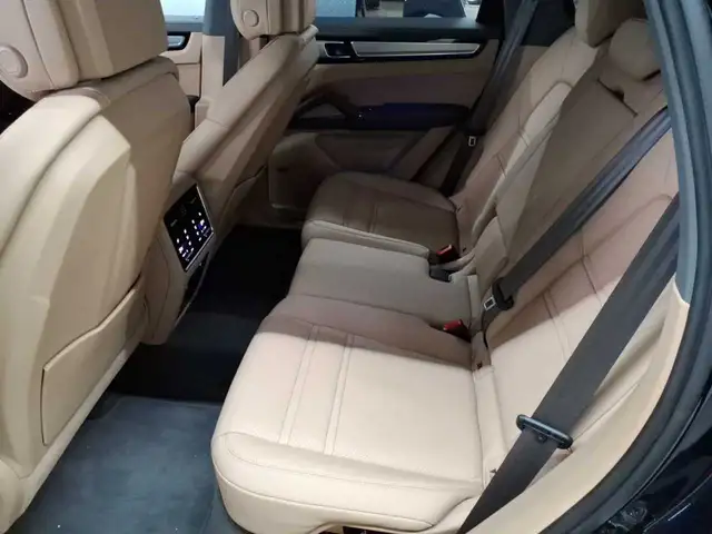 Porsche Cayenne view 13