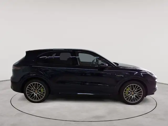 Porsche Cayenne view 3