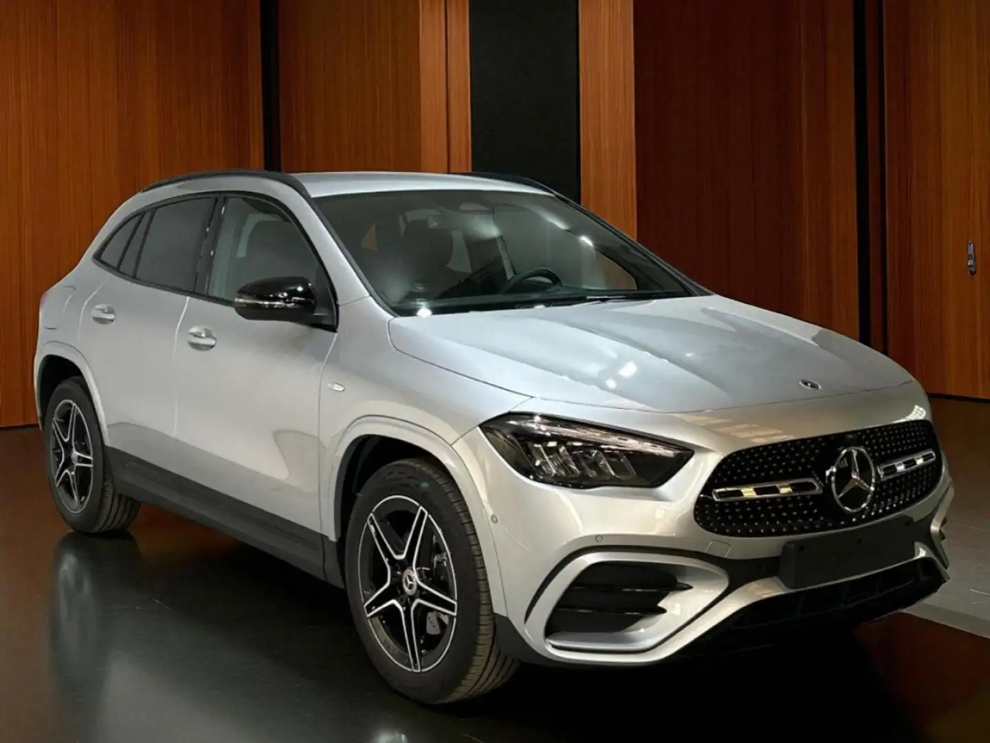 Mercedes-Benz GLA 250 250e Argent - 1