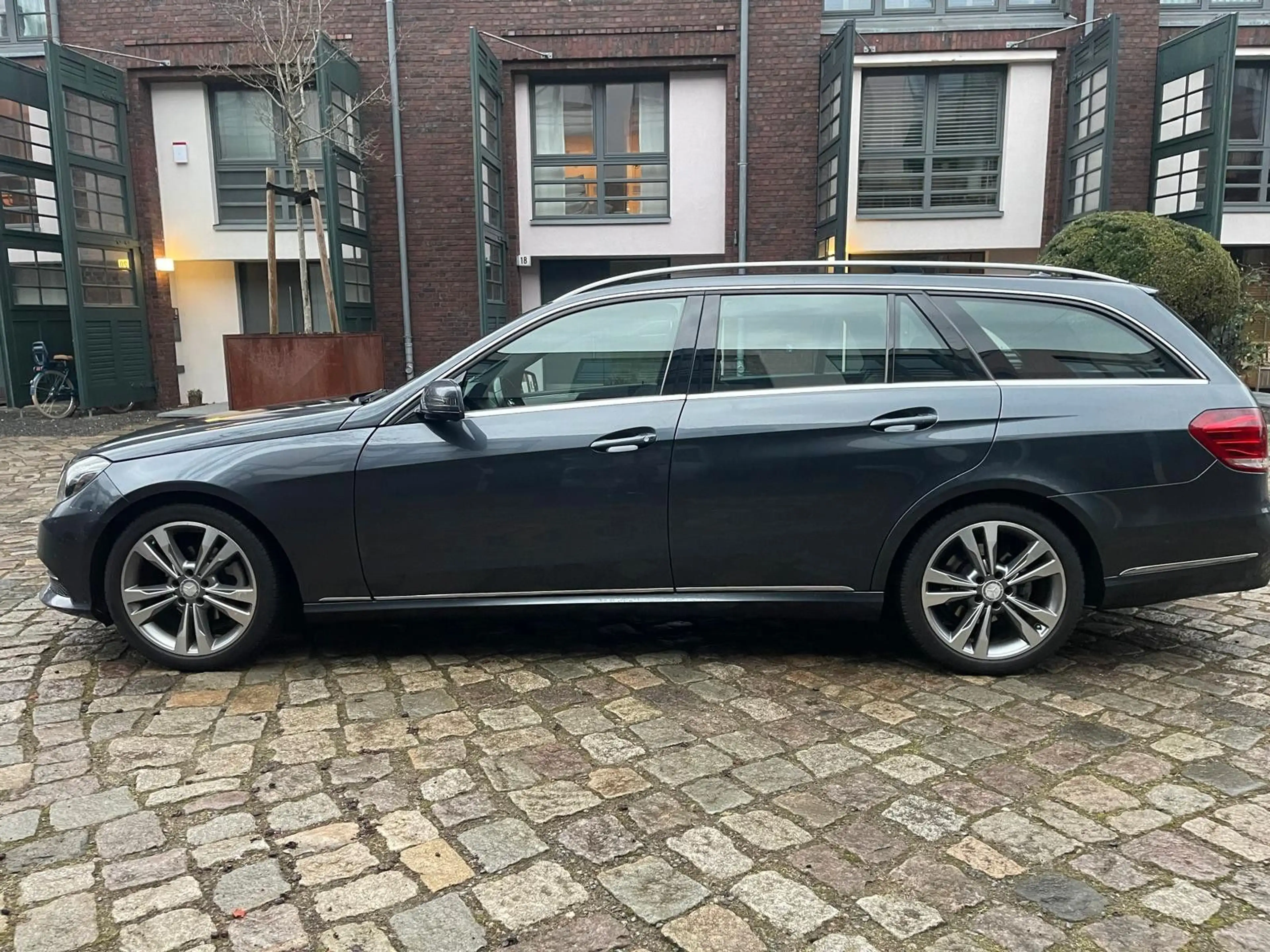 Mercedes-Benz E 200 CDI BlueEfficiency Avantgarde / Leder /LED — photo 3