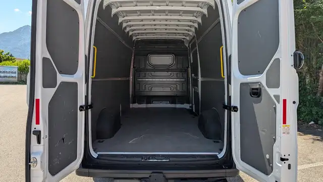 Volkswagen Crafter view 8