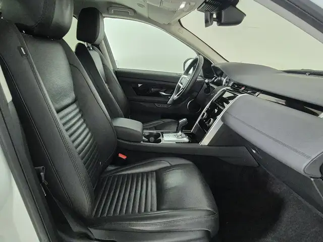 Land Rover Discovery Sport view 3