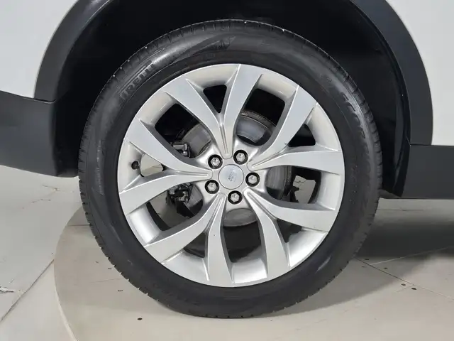 Land Rover Discovery Sport view 9