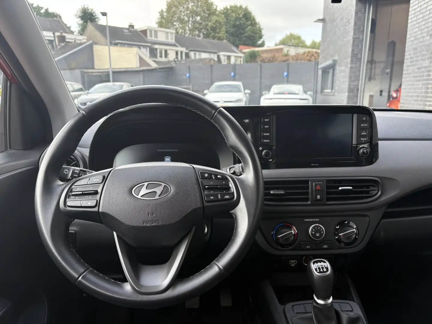 Hyundai i10 1.0 Comfort Smart, navi, cruise, airco Rood - 2