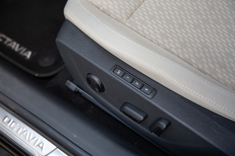 Skoda Octavia Combi 1.4 TSI iV PHEV Style , Memory, Carplay, Sto — photo 24