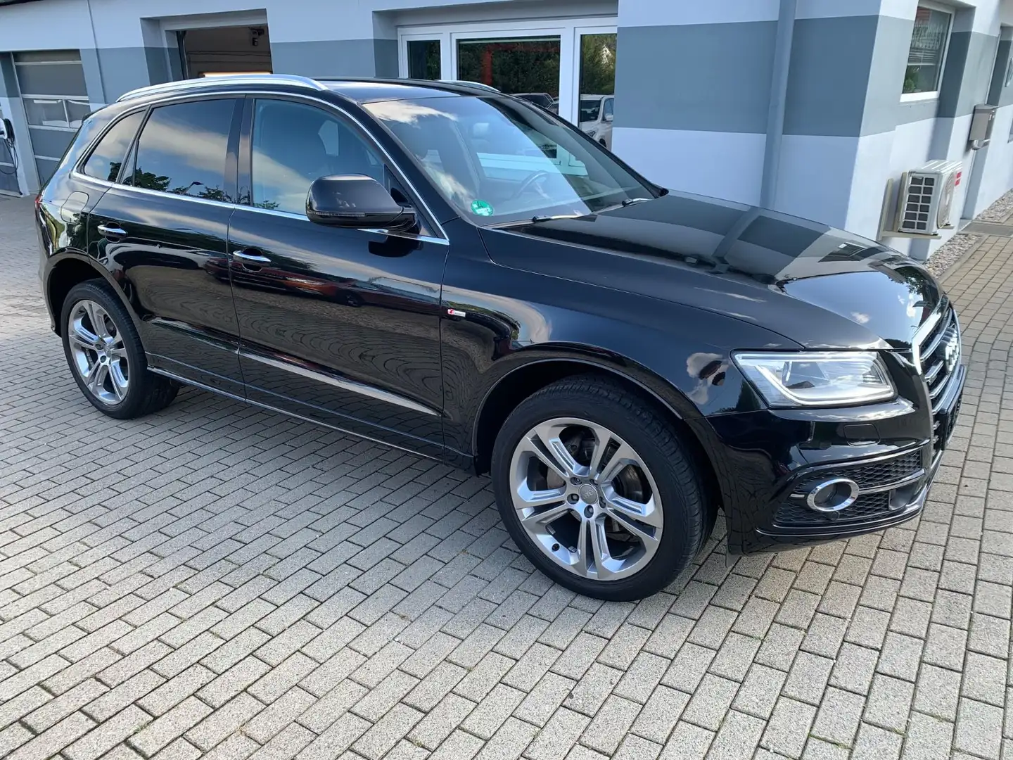 Audi Q5 2.0 TDI quattro Aut. S-line Xenon ACC Shzg Schwarz - 1