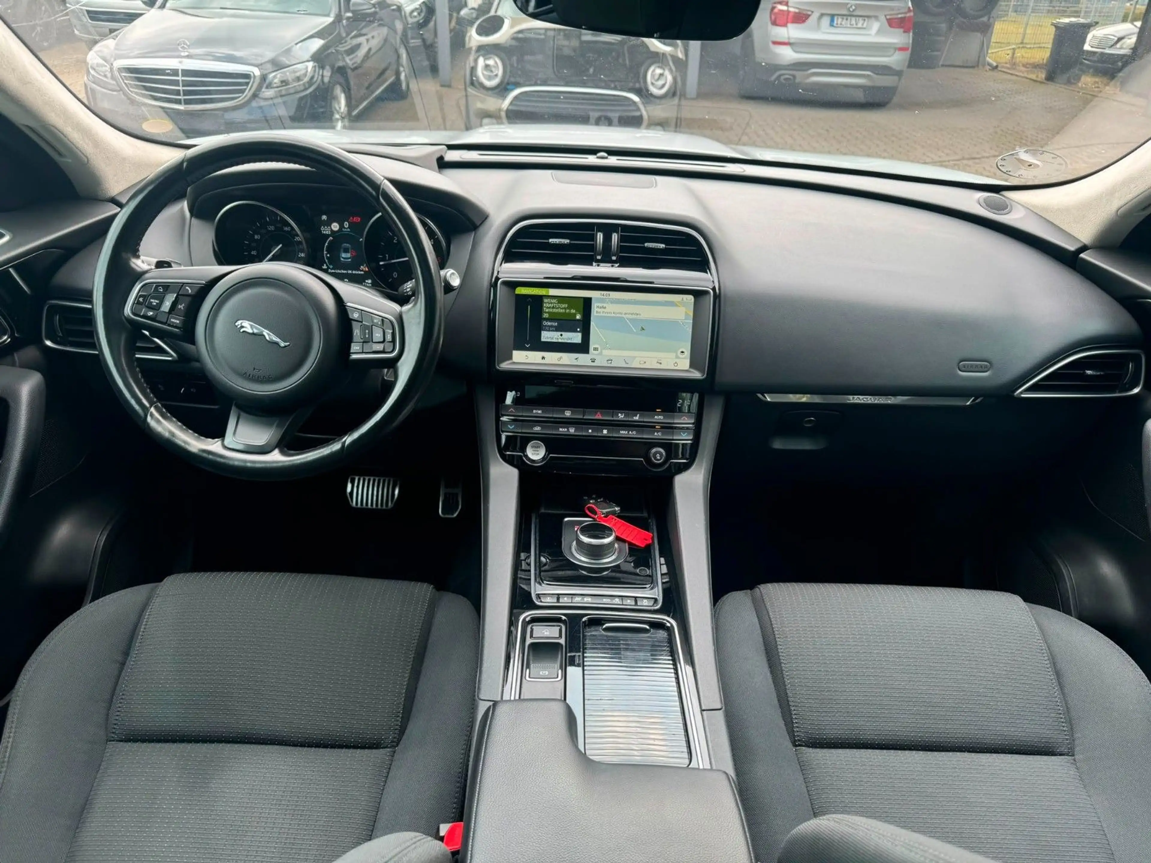 Jaguar F-Pace F-PACE AUTOM°PANO°LED°KAMERA°ACC°HEAD-UP°AHK! — photo 13