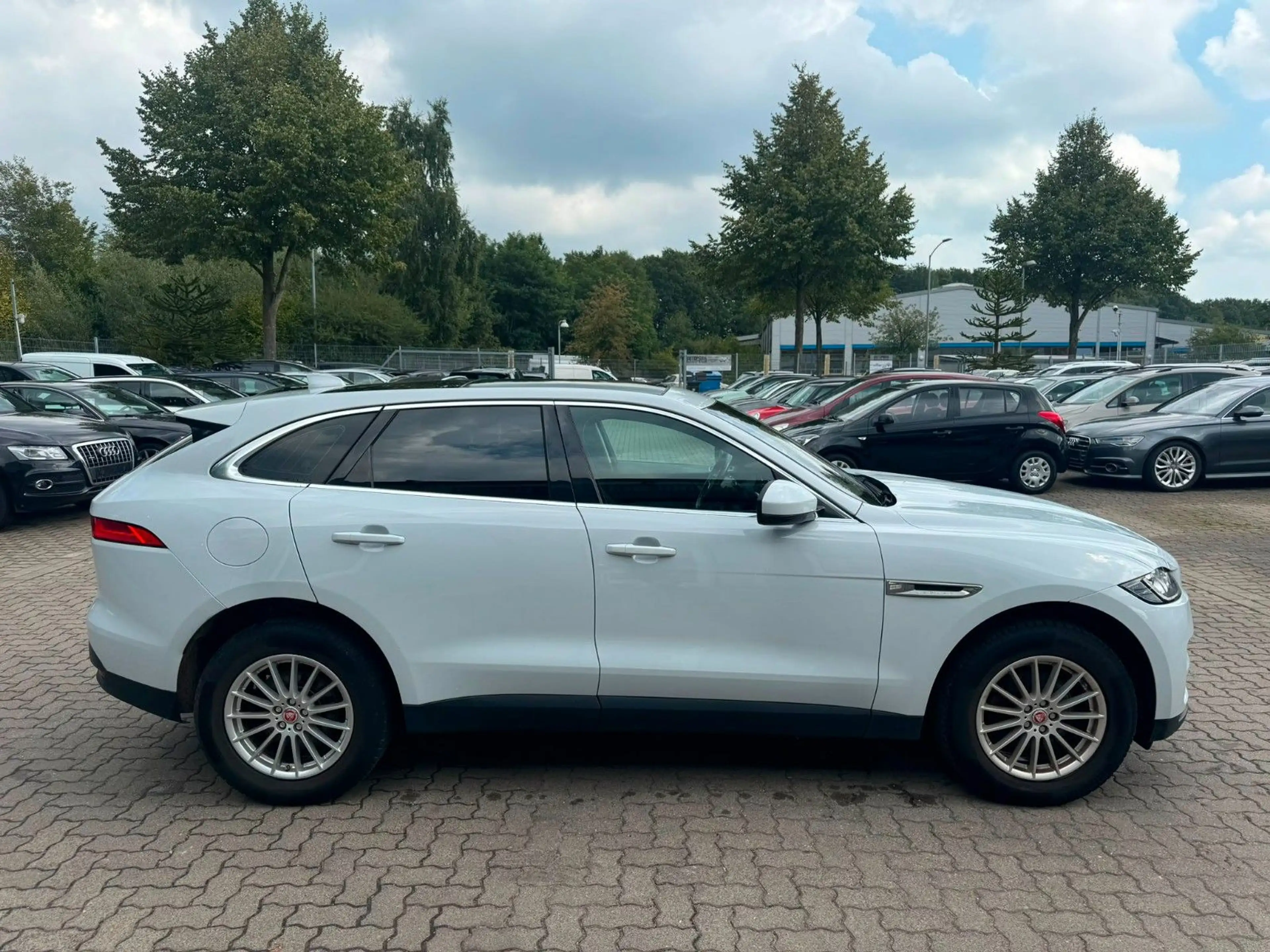 Jaguar F-Pace F-PACE AUTOM°PANO°LED°KAMERA°ACC°HEAD-UP°AHK! — photo 4