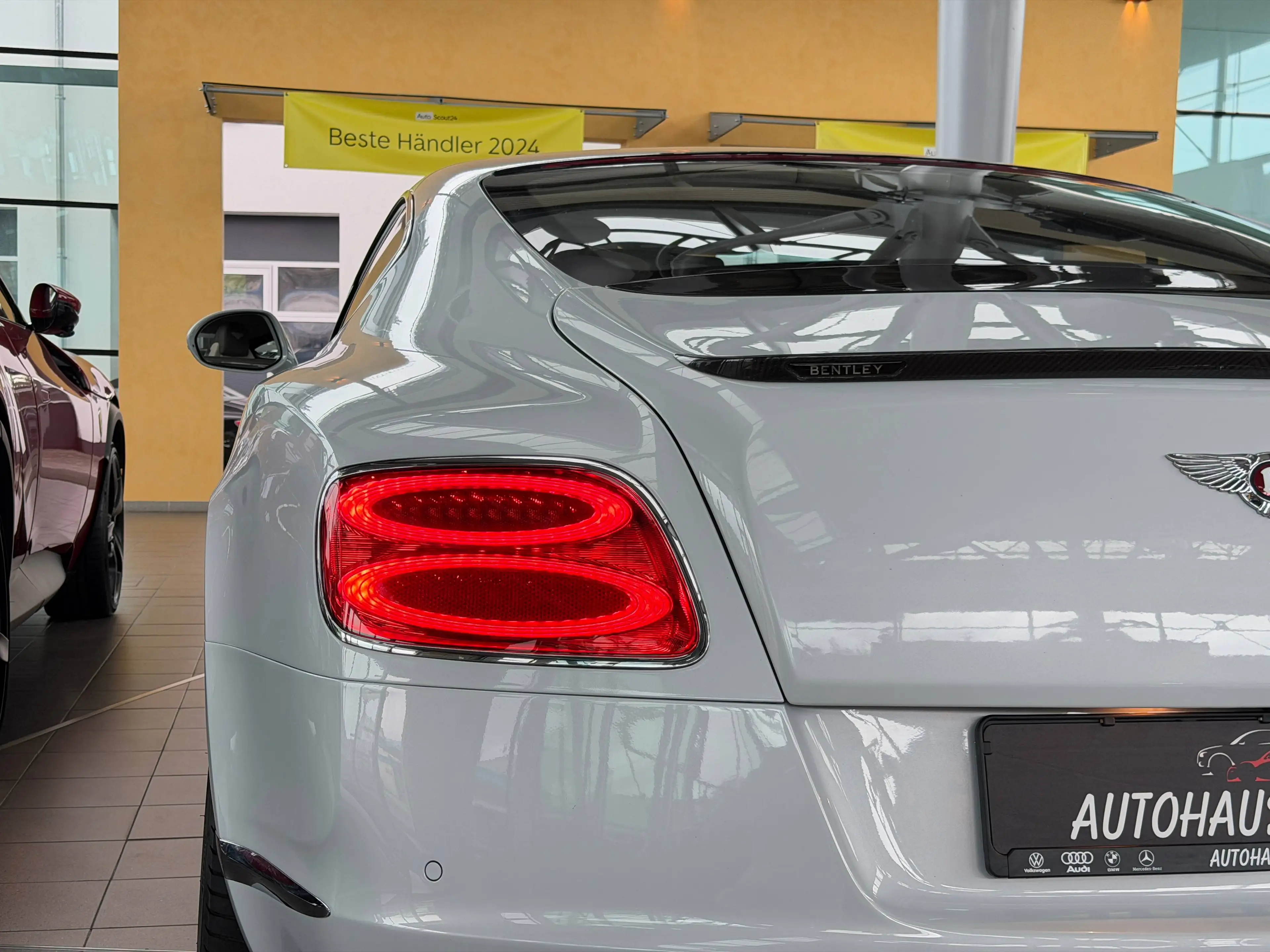 Bentley Continental Continental GT V8 Mulliner Carbon Diamond Kmera — photo 12