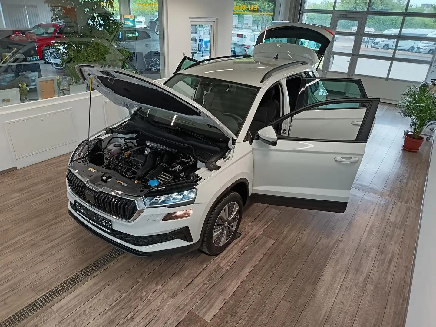 Skoda Karoq Style 1,5TSI DSG*AHK-VORBER*NAVI*LED*R-KAM Weiß - 2