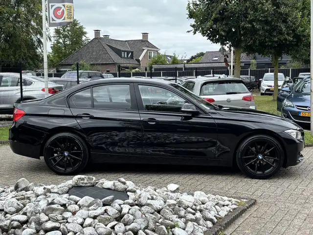 BMW 3 Series view 4
