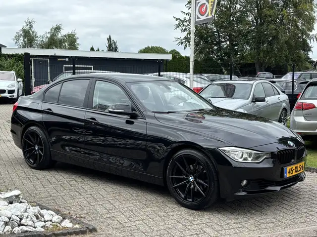 BMW 3 Series view 3
