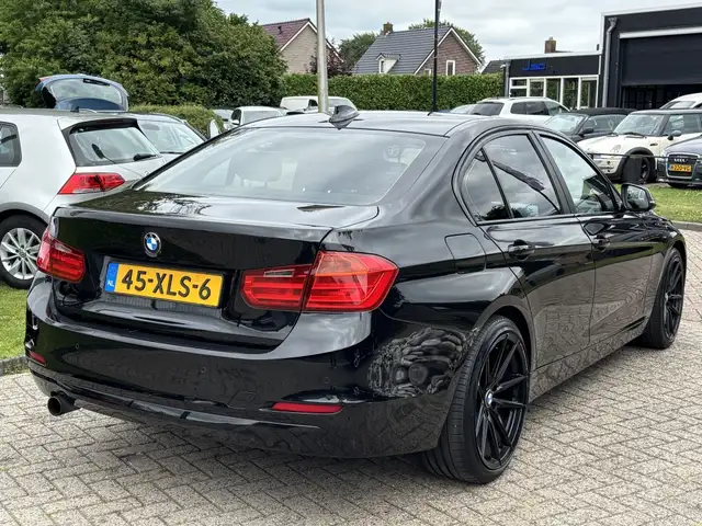 BMW 3 Series view 5