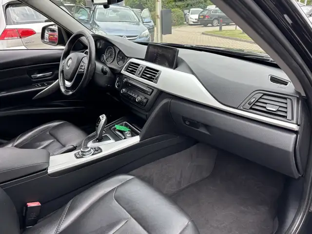 BMW 3 Series view 9