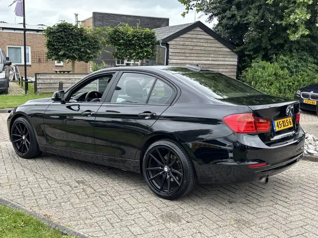 BMW 3 Series view 6