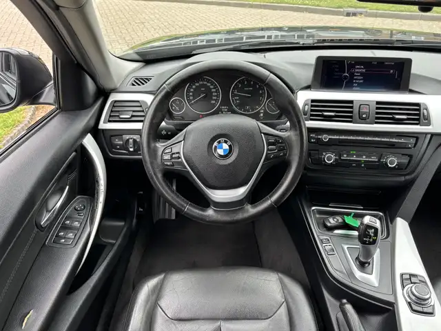BMW 3 Series view 8