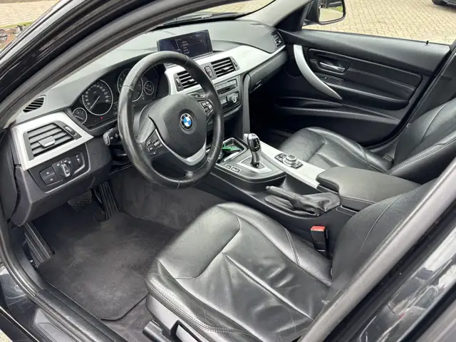 BMW 3 Series view 11