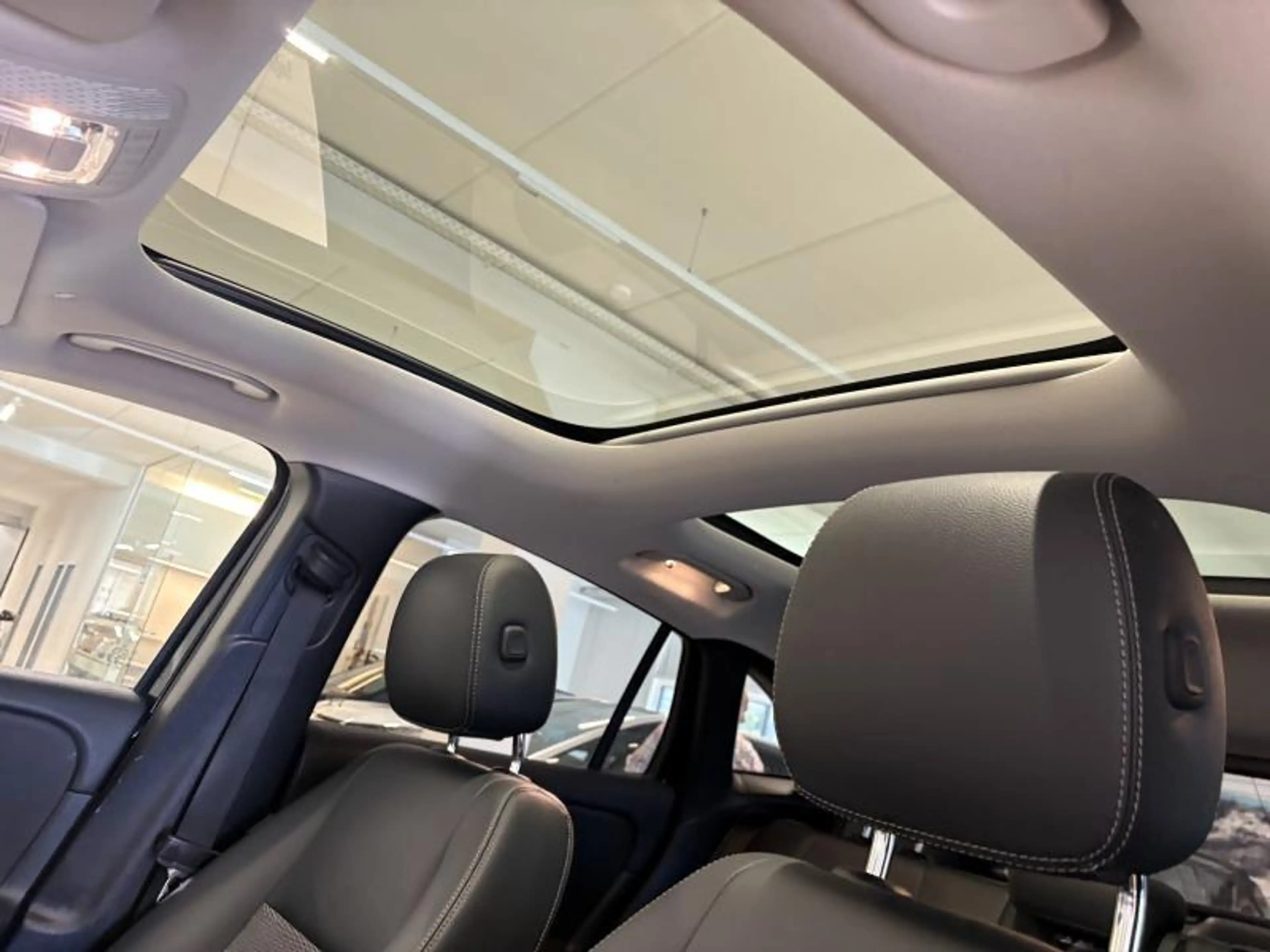 Mercedes-Benz GLA 180 TOIT OUVRANT - CAMERA — photo 12