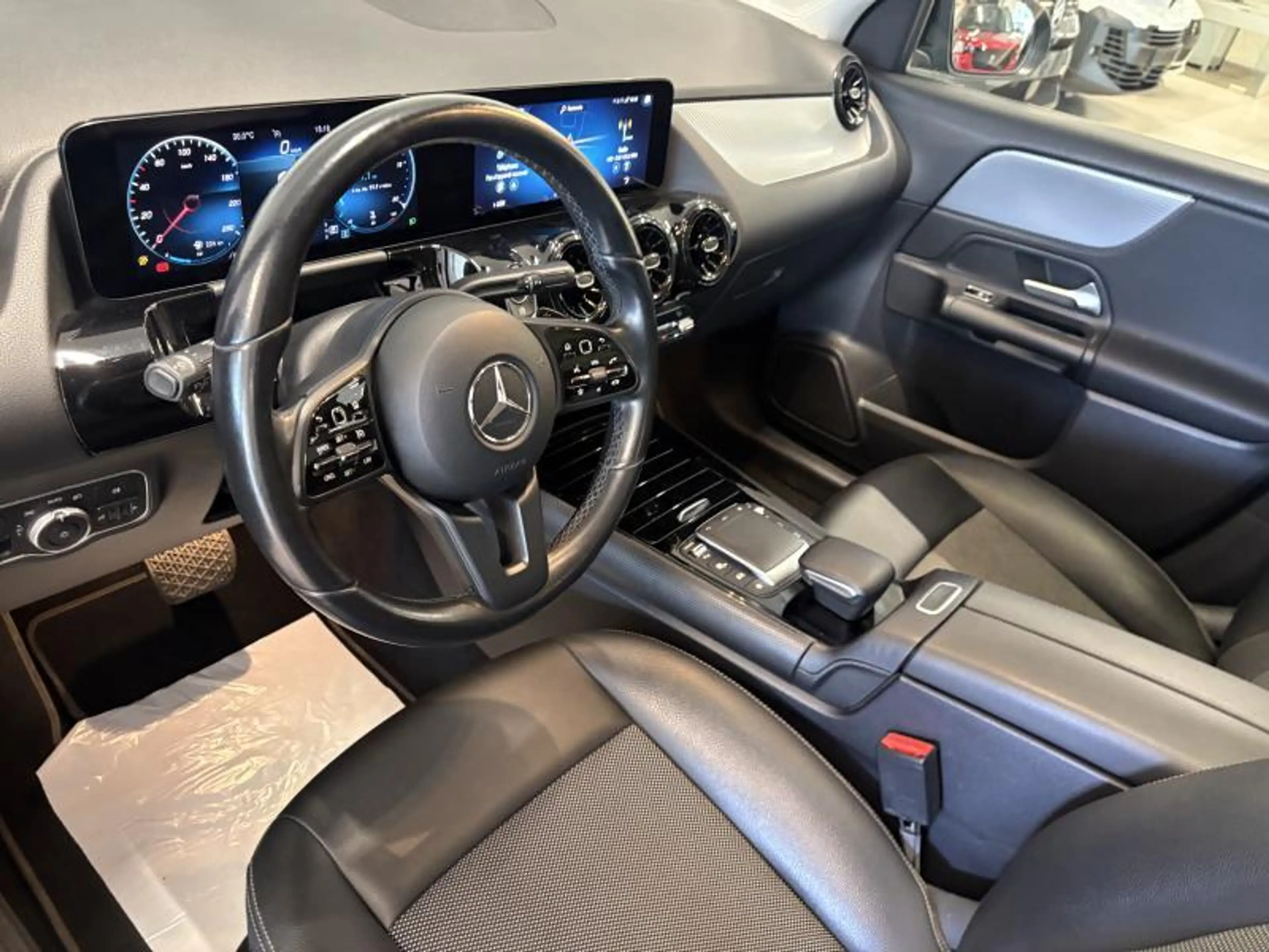 Mercedes-Benz GLA 180 TOIT OUVRANT - CAMERA — photo 9