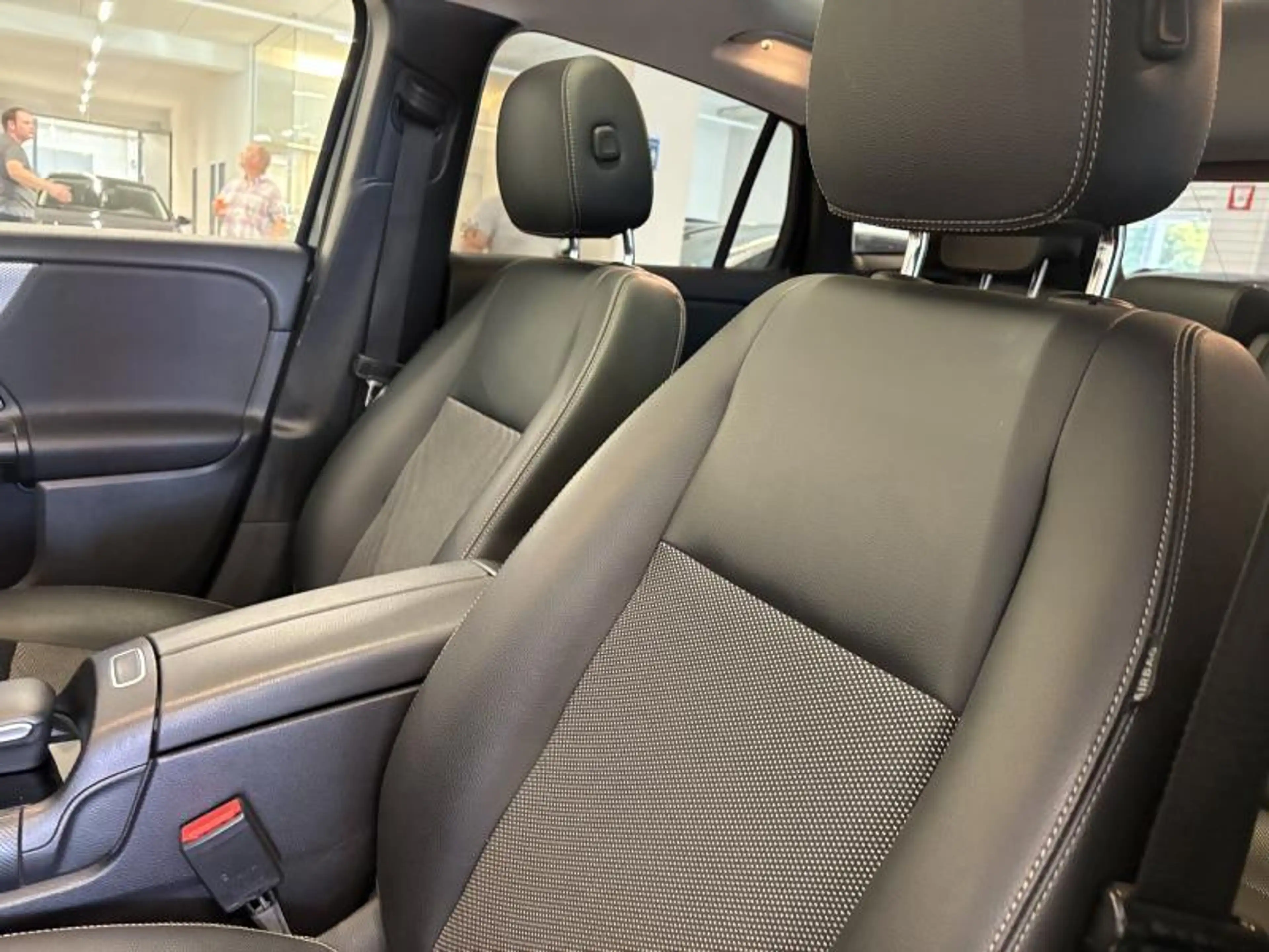 Mercedes-Benz GLA 180 TOIT OUVRANT - CAMERA — photo 11