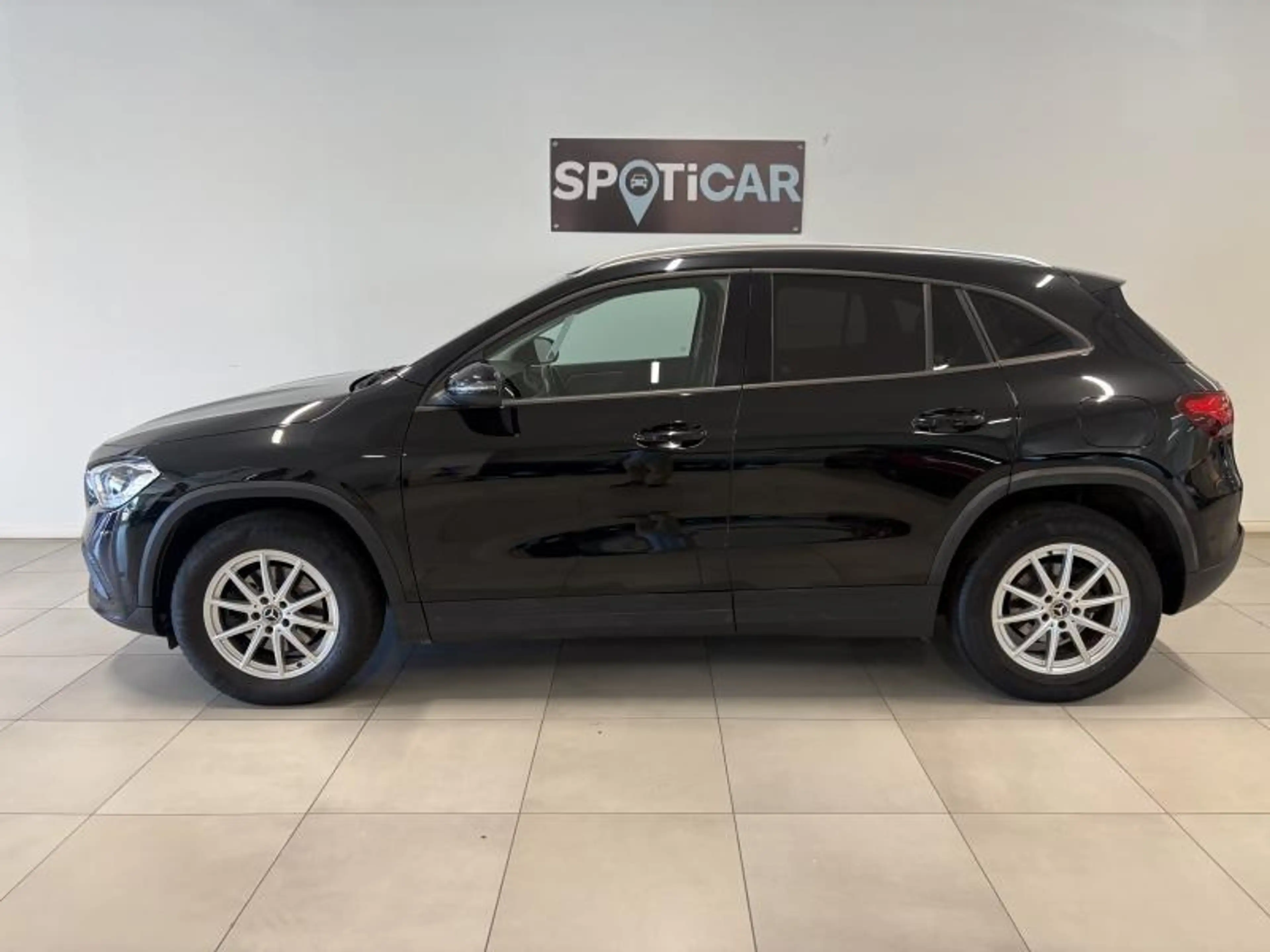 Mercedes-Benz GLA 180 TOIT OUVRANT - CAMERA — photo 4
