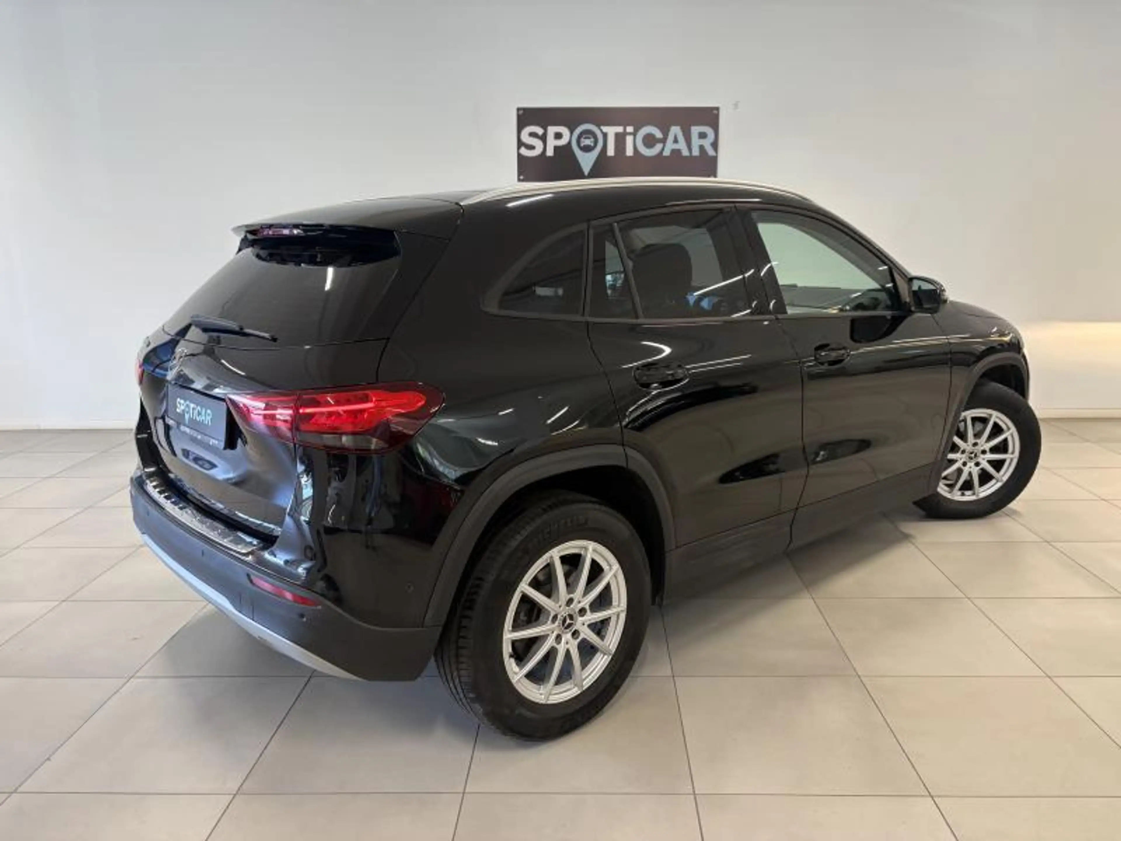 Mercedes-Benz GLA 180 TOIT OUVRANT - CAMERA — photo 2