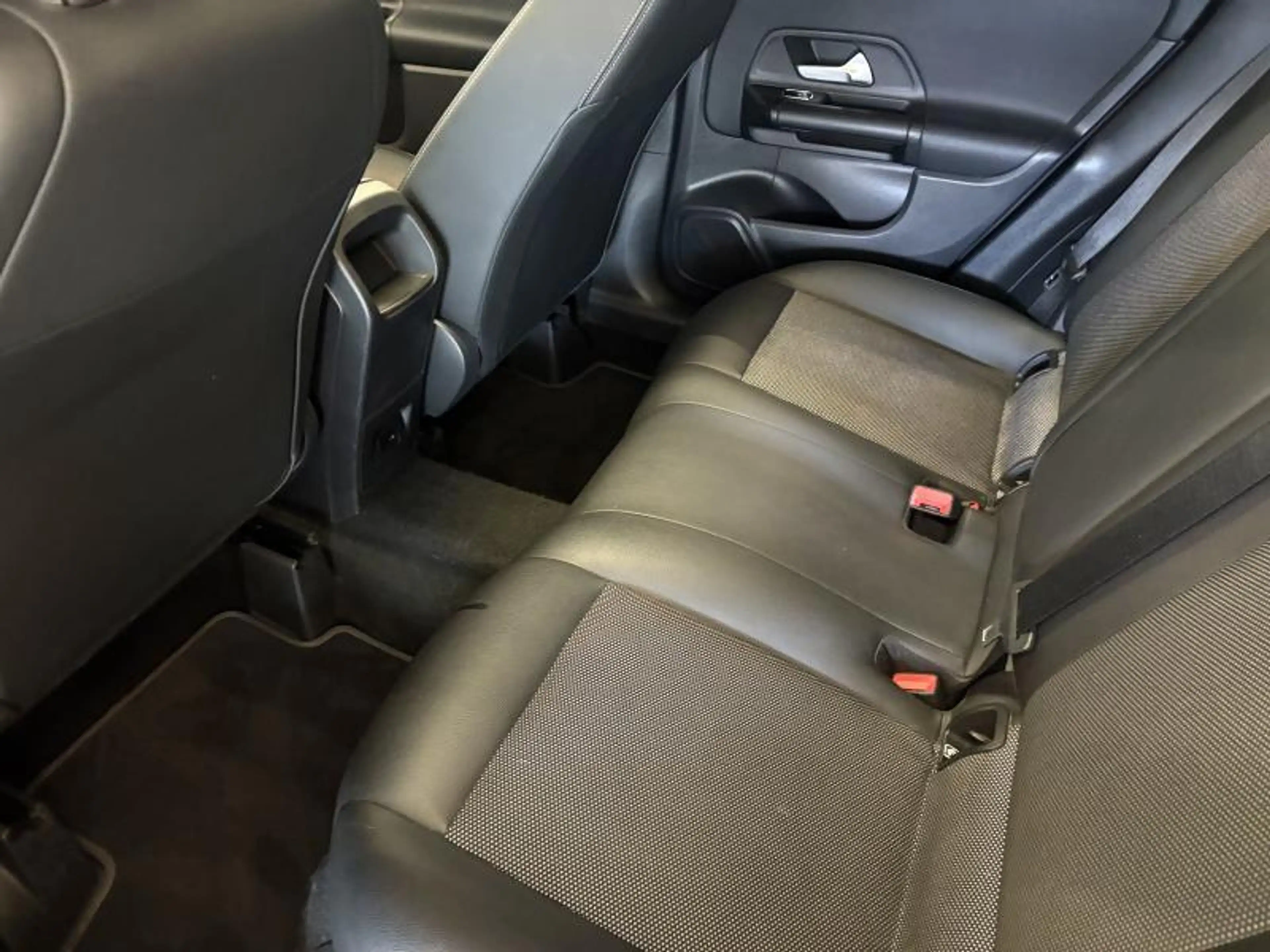 Mercedes-Benz GLA 180 TOIT OUVRANT - CAMERA — photo 10
