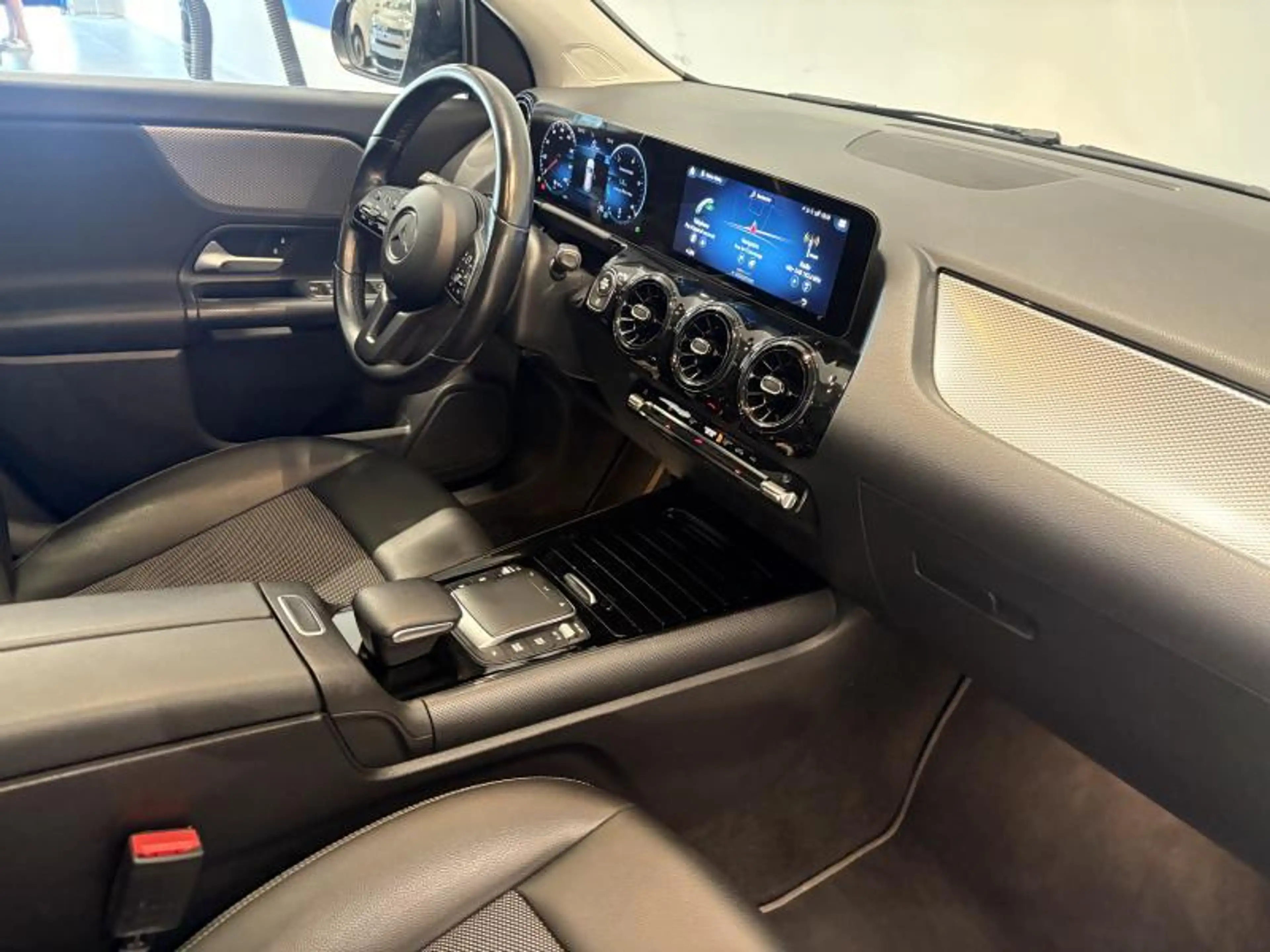 Mercedes-Benz GLA 180 TOIT OUVRANT - CAMERA — photo 3