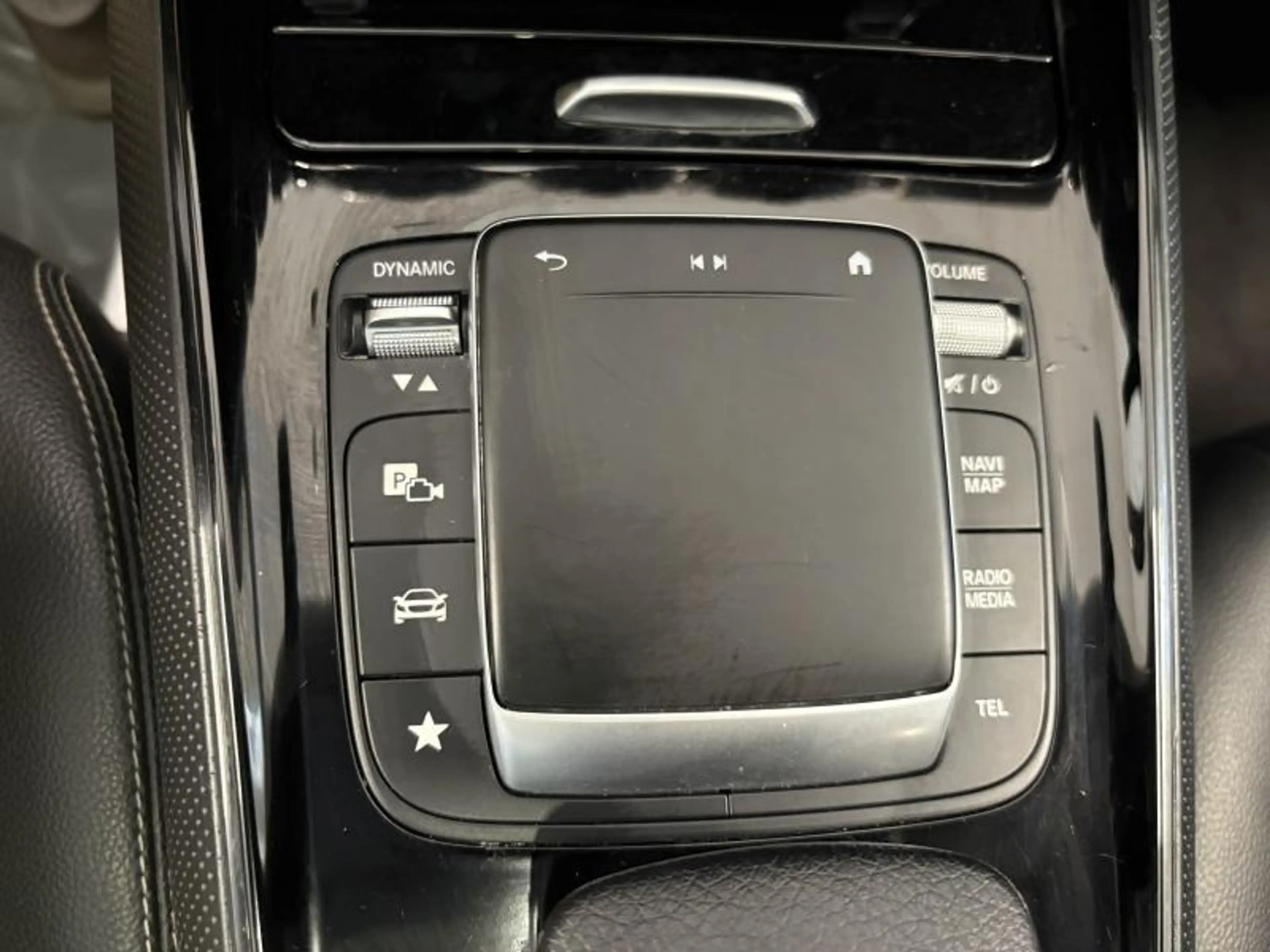 Mercedes-Benz GLA 180 TOIT OUVRANT - CAMERA — photo 14
