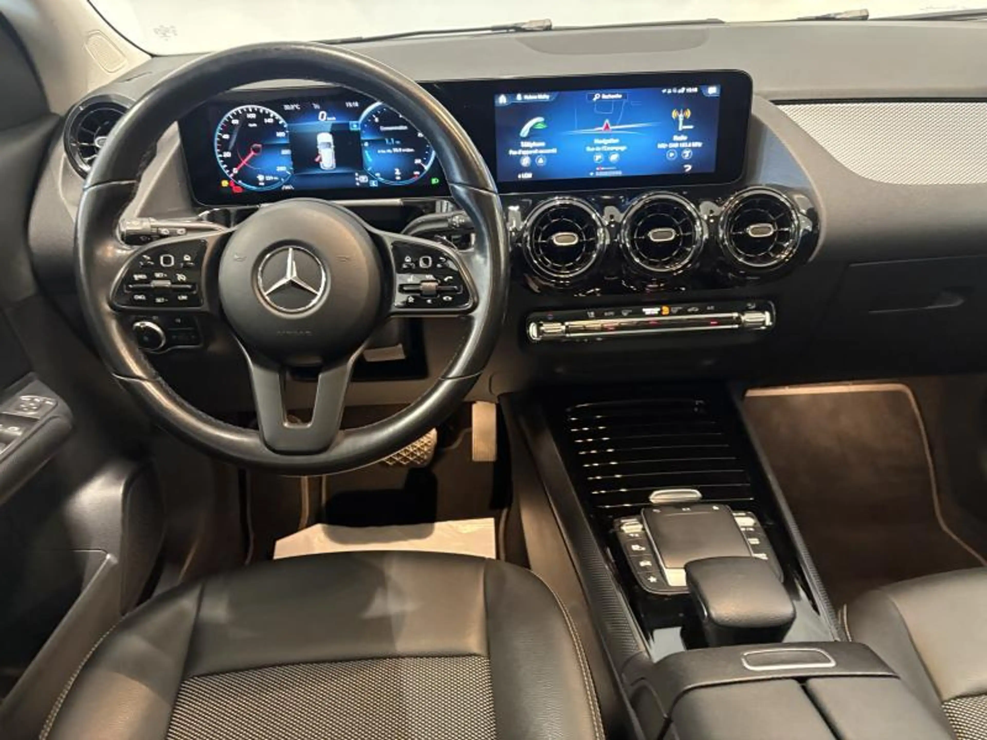 Mercedes-Benz GLA 180 TOIT OUVRANT - CAMERA — photo 8