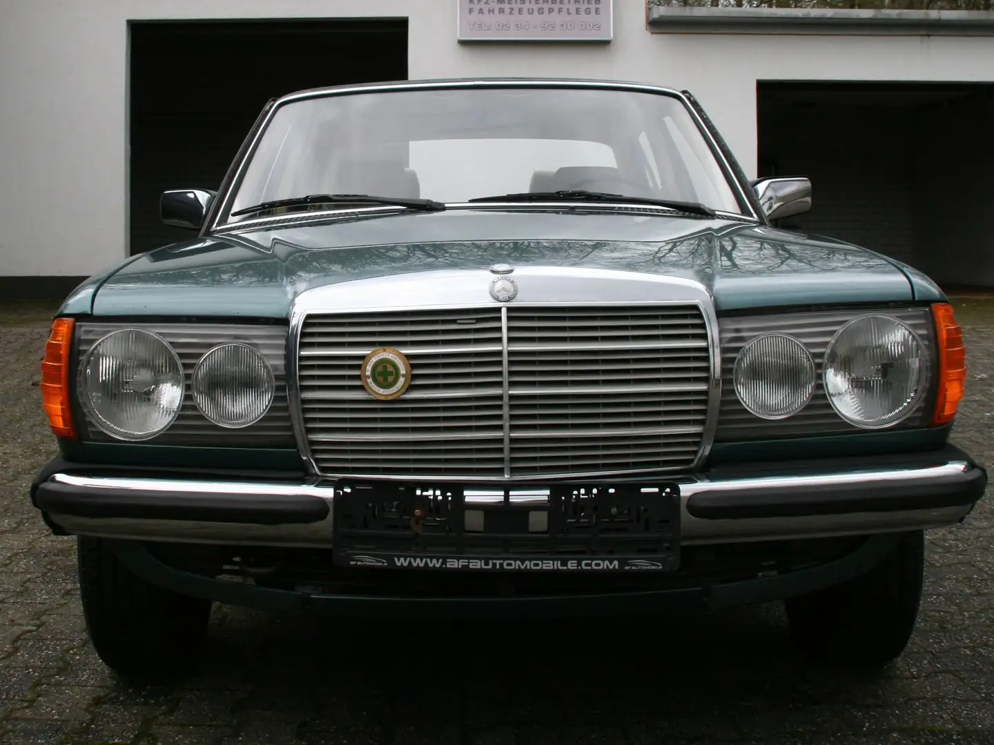 Mercedes-Benz 230 E zelena - 1