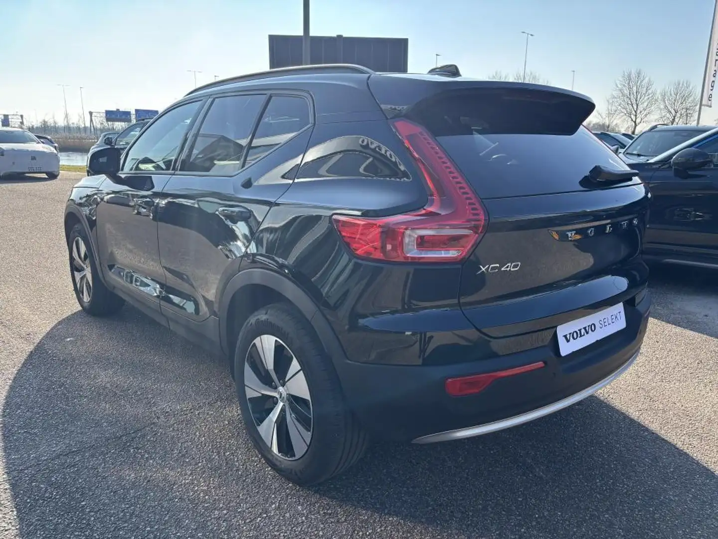 Volvo XC40 2.0 B3 Essential | Camera | Navigatie | 18" Lichtm Zwart - 2