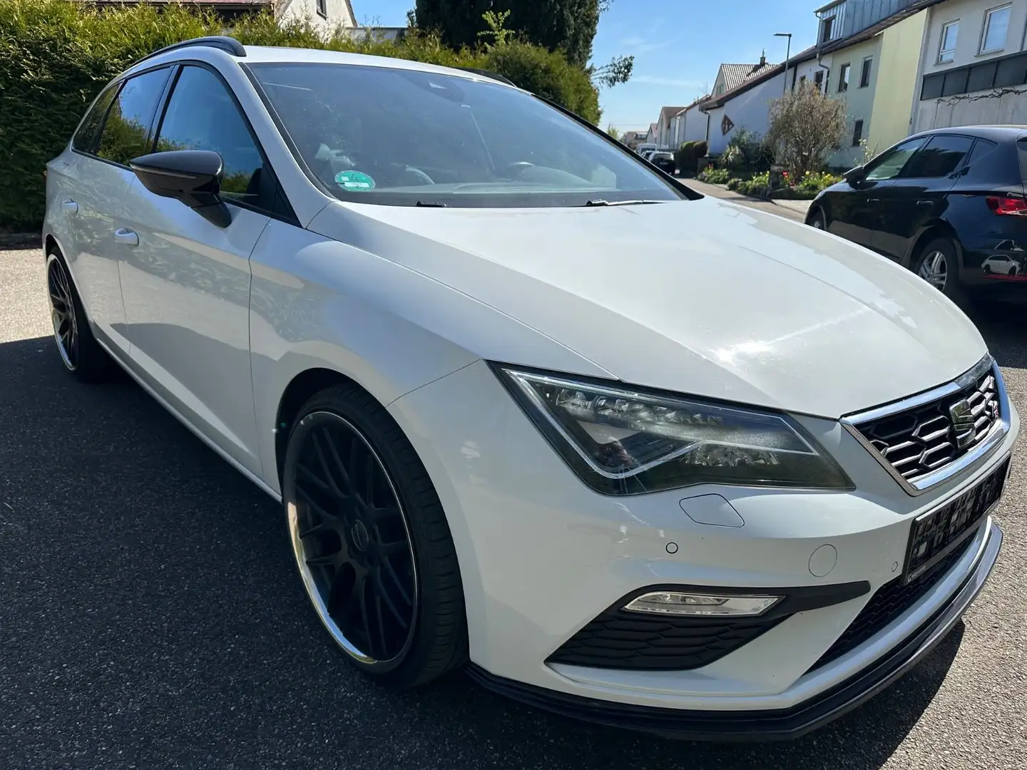 SEAT Leon ST FR  NAVI PANO KeyLess 20ALU TOP Ausst. Weiß - 1