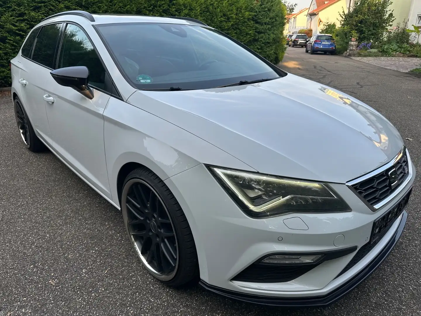 SEAT Leon ST FR NAVI PANO TOP Ausst. KeyLess KAMERA Weiß - 1