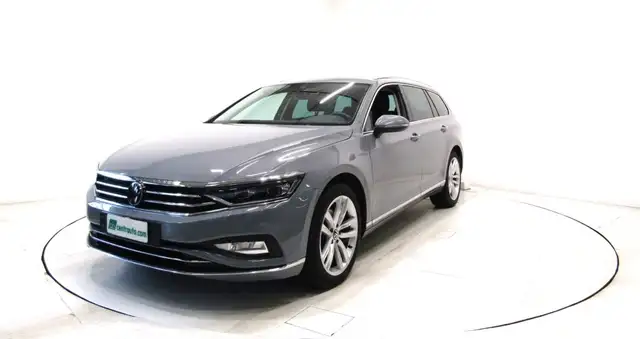 Volkswagen Passat view 3